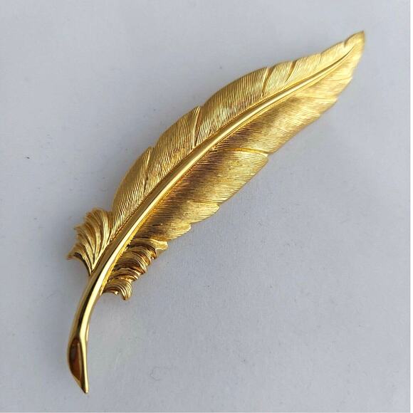 MONET Pin Lot of 2 Feather & Maple Leaf Brooch Textured Gold Tone Vintage Estate - Picture 3 of 10
